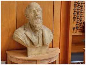oprášená busta Aloise Adlofa