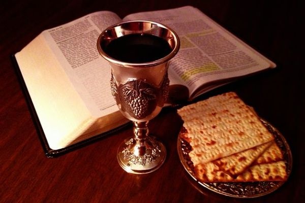 Pohár k Večeři Páně a Bible, John Snyder, Wikimedia Commons, CC BY-SA 3.0